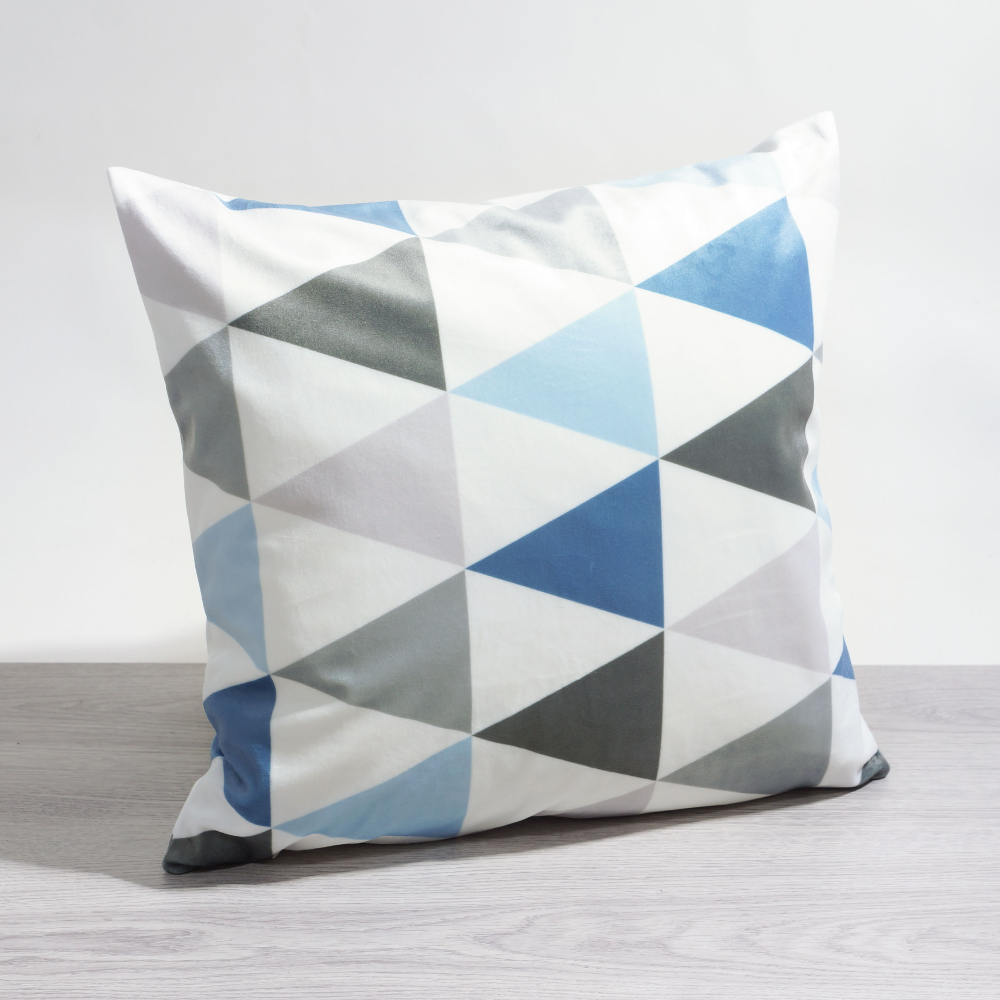 Weisses Zierkissen mit blauen Dreiecksmuster Dekokissen mit dreieckigem Muster
