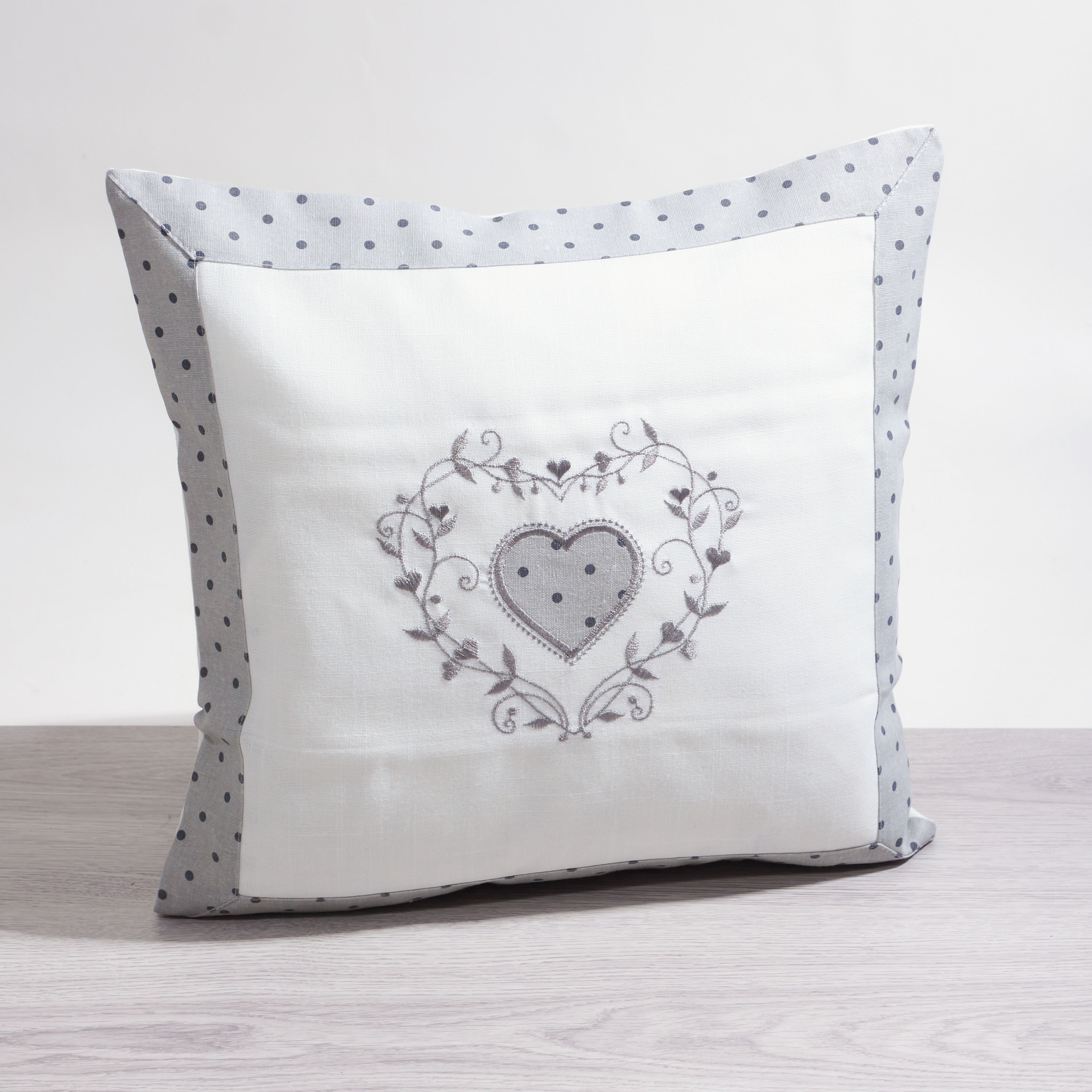 Dekokissen in Weiss mit grauem Herzmotiv weisses Dekokissen